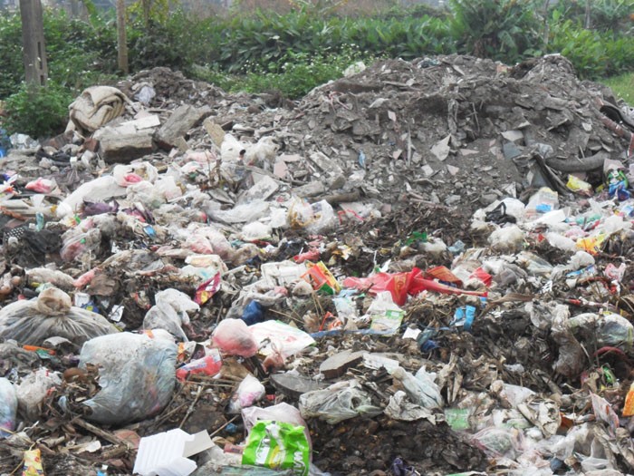 Khi trời nắng, bãi rác này bốc mùi nồng nặc, ảnh hưởng nặng nề đến đời sống của người dân xung quanh.